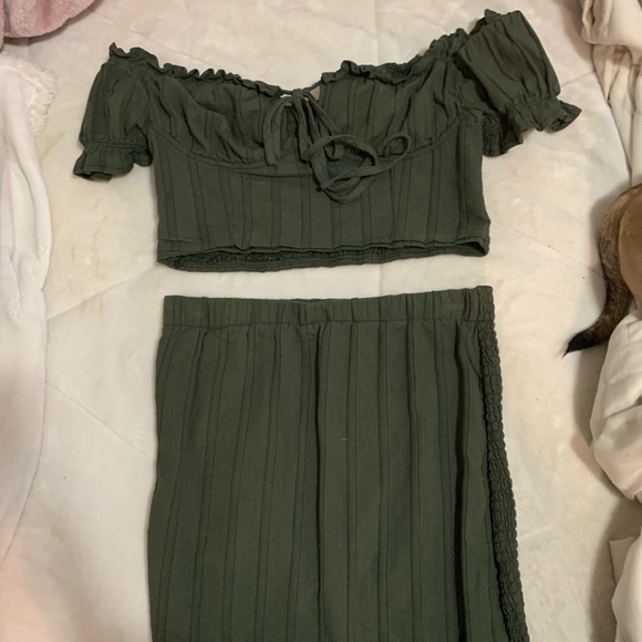 Two piece set 💚 - Picture 2 of 4